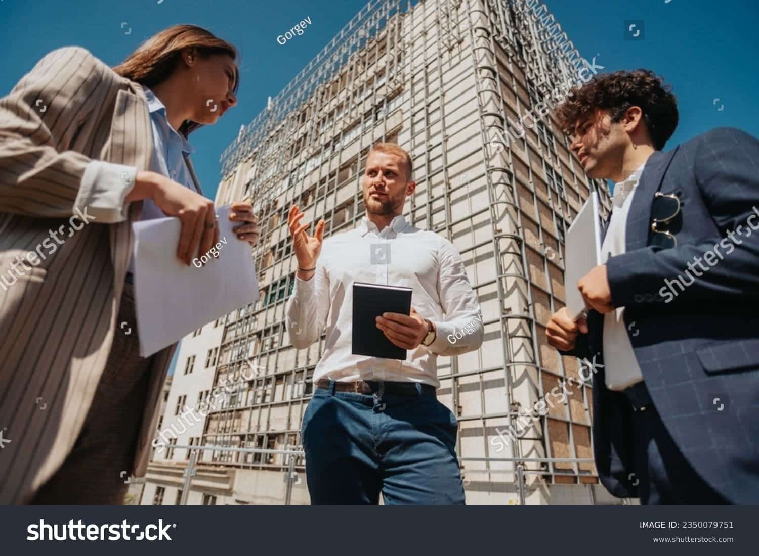 réunion sur un chantier devant un immeuble