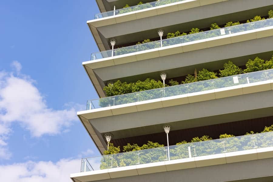 immeuble avec des arbres sur les balcons